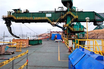 How does a Fixed Ship Loader handle bulk and packaged materials?